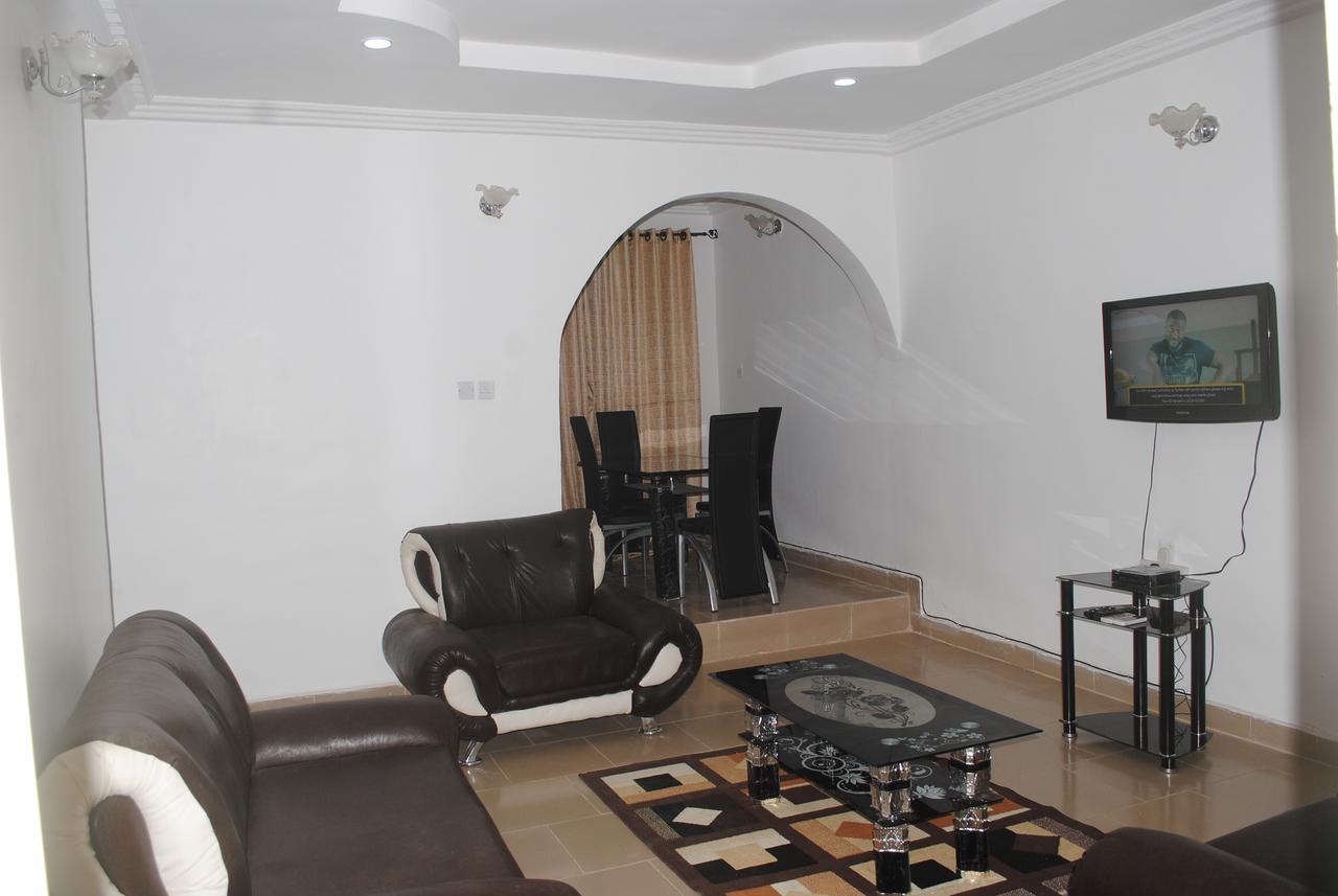 Wynnas Serviced Apartments Benin City Esterno foto